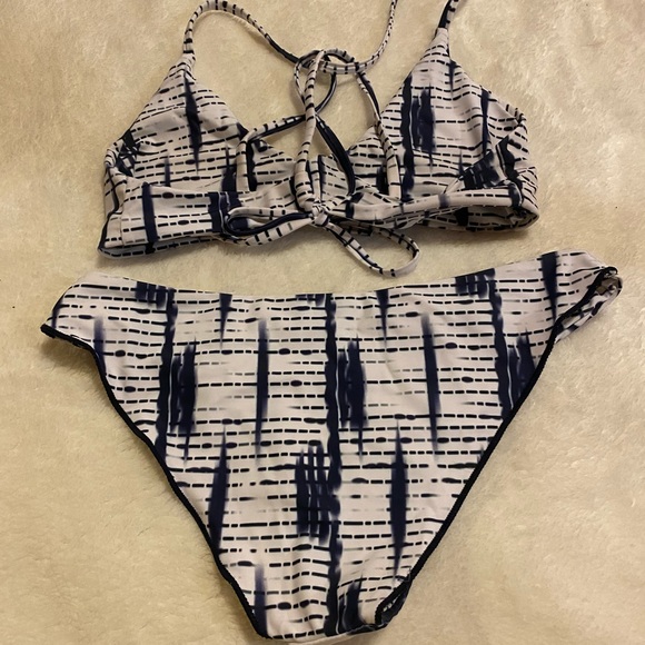 Bikini - Picture 8 of 10